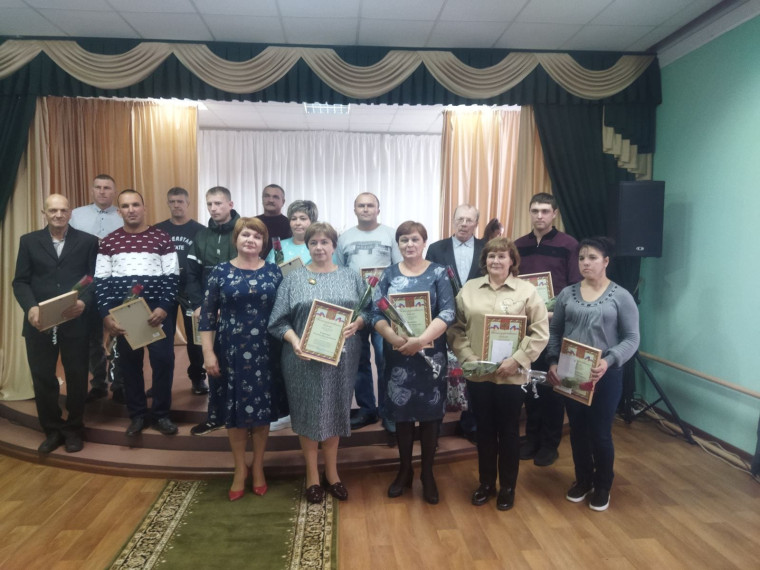 Сегодня в уютном зале Городского Дома культуры состоялось торжественное мероприятие, на котором чествовали лучших работников сельского хозяйства Комсомольского муниципального района.. Сегодня в уютном зале Городского Дома культуры состоялось торжественное мероприятие, на котором чествовали лучших работников сельского хозяйства Комсомольского муниципального района..